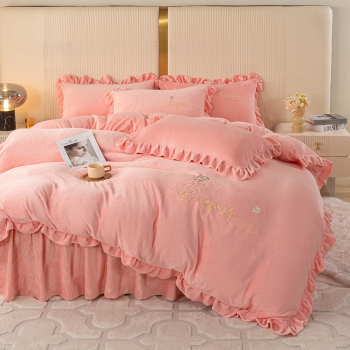 91家纺网 家纺一手货源 找家纺 （总）慧菲 2025新款刺绣夹棉牛奶绒床裙四件套-玫瑰花语