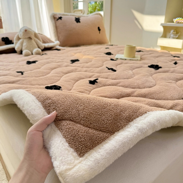 91家纺网 家纺一手货源 找家纺 （总）梦初语 2025新款A类高克重立体毛巾绣阳粒子床垫褥