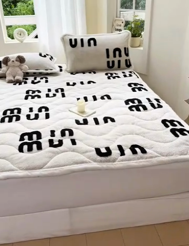 91家纺网 家纺一手货源 找家纺 梦初语 2025新款A类高克重立体毛巾绣阳粒子床垫褥 muimui-米