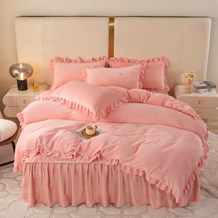 91家纺网 家纺一手货源 找家纺 （总）慧菲 2025新款刺绣夹棉牛奶绒床裙四件套-玫瑰花语