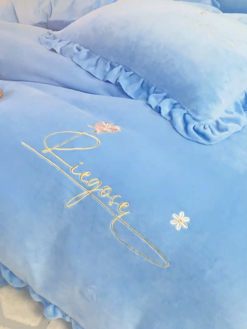 91家纺网 家纺一手货源 找家纺 慧菲 2025新款刺绣夹棉牛奶绒床裙四件套-玫瑰花语 玫瑰花语-蓝