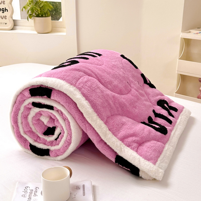 91家纺网 家纺一手货源 找家纺 梦初语 2025新款A类高克重立体毛巾绣阳粒子床垫褥 muimui-玫红