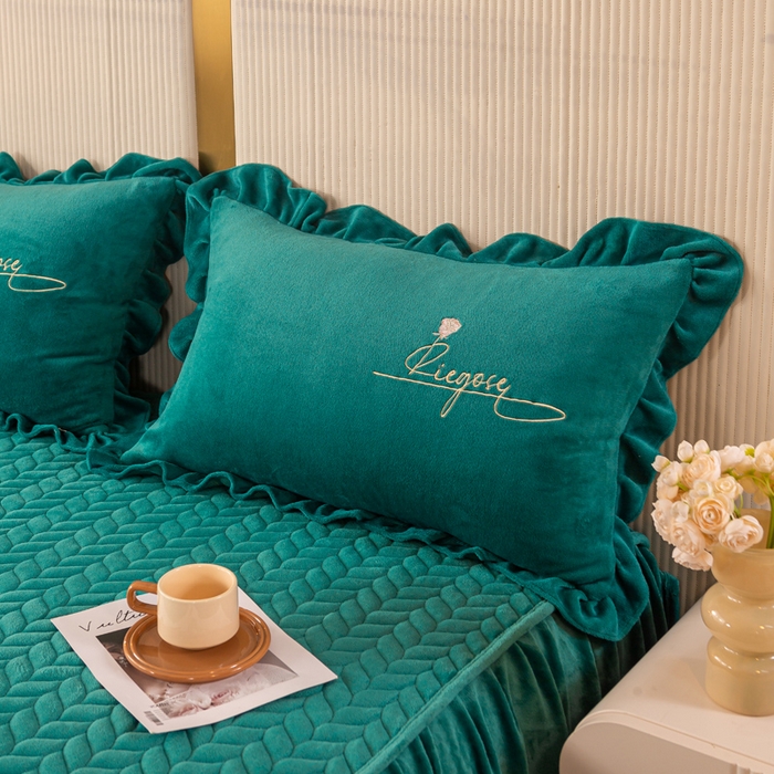 91家纺网 家纺一手货源 找家纺 慧菲 2025新款刺绣夹棉牛奶绒床裙四件套-玫瑰花语 玫瑰花语-孔雀蓝