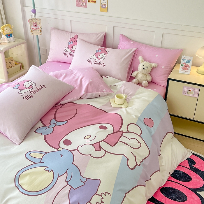 91家纺网 家纺一手货源 找家纺 玉元坊 2025年新款三丽鸥系列数码印花纯棉全棉床裙三件套四件套-简约基础款 粉兔亲亲