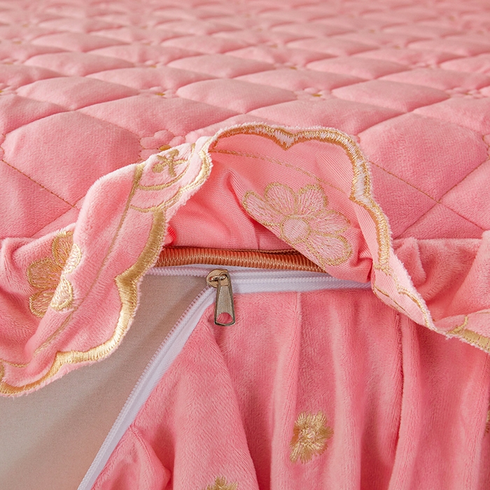 91家纺网 家纺一手货源 找家纺 罗艺轩 2025新款婴儿绒双层夹棉可拆卸床裙-花语 花语-樱花粉