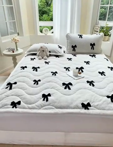 91家纺网 家纺一手货源 找家纺 梦初语 2025新款A类高克重立体毛巾绣阳粒子床垫褥 蝴蝶结-米