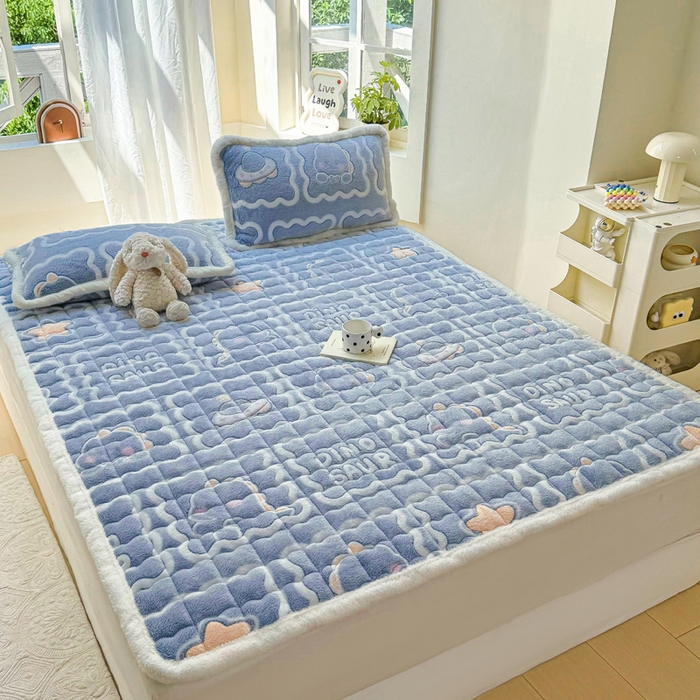 91家纺网 家纺一手货源 找家纺 梦初语 2025新款高克重雪花绒床垫褥床护垫--学生款 几何空间