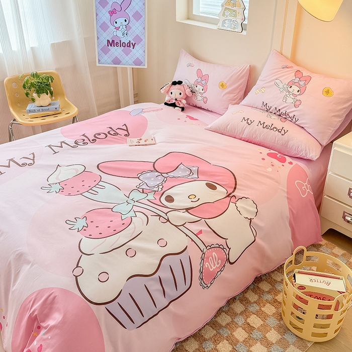 91家纺网 家纺一手货源 找家纺 玉元坊 2025年新款三丽鸥系列数码印花纯棉全棉床裙三件套四件套-简约基础款 大版简约-蛋糕美乐蒂