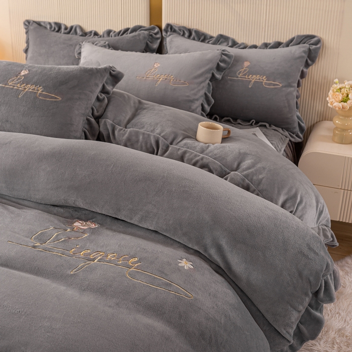 91家纺网 家纺一手货源 找家纺 慧菲 2025新款刺绣夹棉牛奶绒床裙四件套-玫瑰花语 玫瑰花语-灰