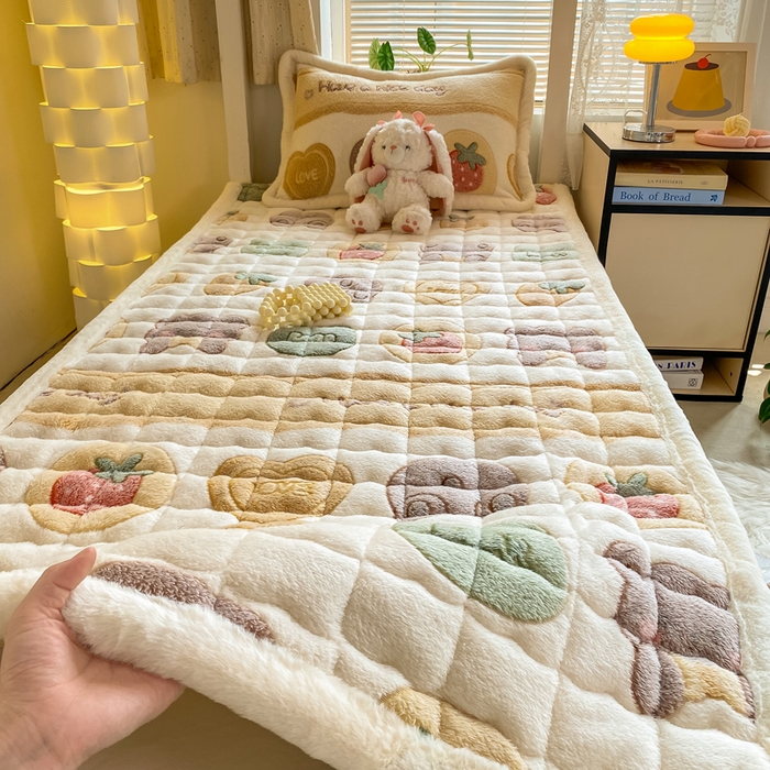 91家纺网 家纺一手货源 找家纺 梦初语 2025新款高克重雪花绒床垫褥床护垫--学生款 姜饼熊