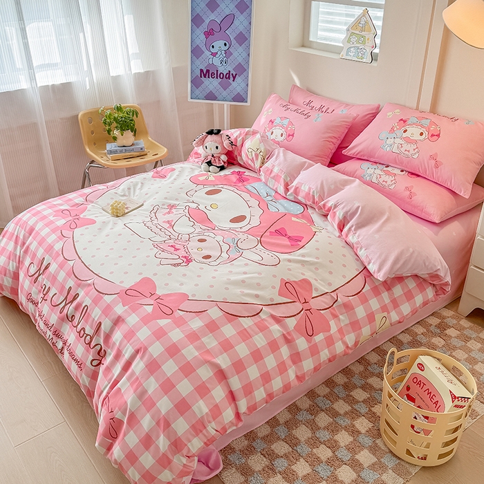 91家纺网 家纺一手货源 找家纺 玉元坊 2025年新款三丽鸥系列数码印花纯棉全棉床裙三件套四件套-简约基础款 大版简约-玩偶美乐蒂