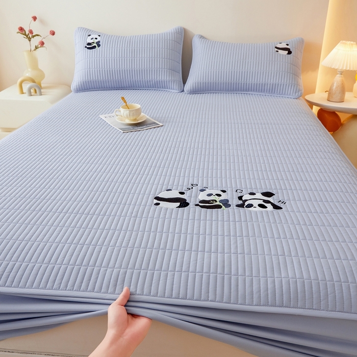 91家纺网 家纺一手货源 找家纺 雅萱家纺 2025新款A类亲肤绣花大豆床笠-熊猫嘟嘟 熊猫嘟嘟床笠-宝石蓝