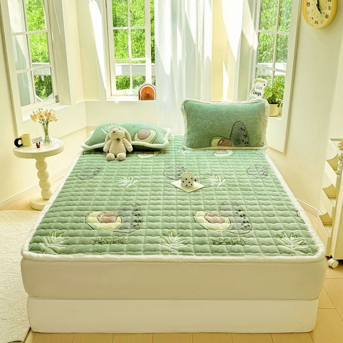 91家纺网 家纺一手货源 找家纺 梦初语 2025新款高克重雪花绒床垫褥床护垫--学生款 盎然绿果