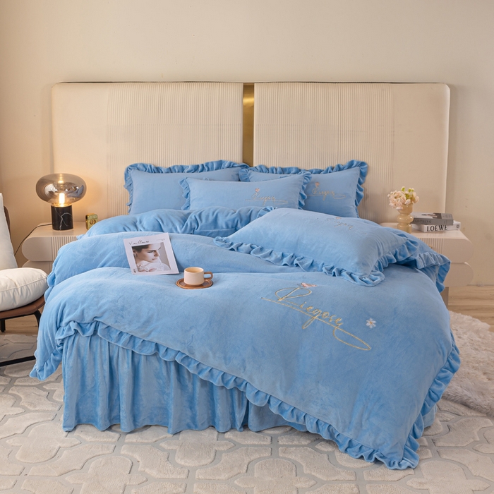 91家纺网 家纺一手货源 找家纺 慧菲 2025新款刺绣夹棉牛奶绒床裙四件套-玫瑰花语 玫瑰花语-蓝