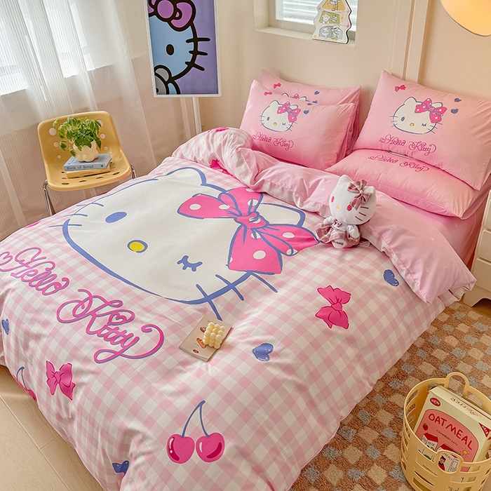 91家纺网 家纺一手货源 找家纺 玉元坊 2025年新款三丽鸥系列数码印花纯棉全棉床裙三件套四件套-简约基础款 大版简约-俏皮凯蒂