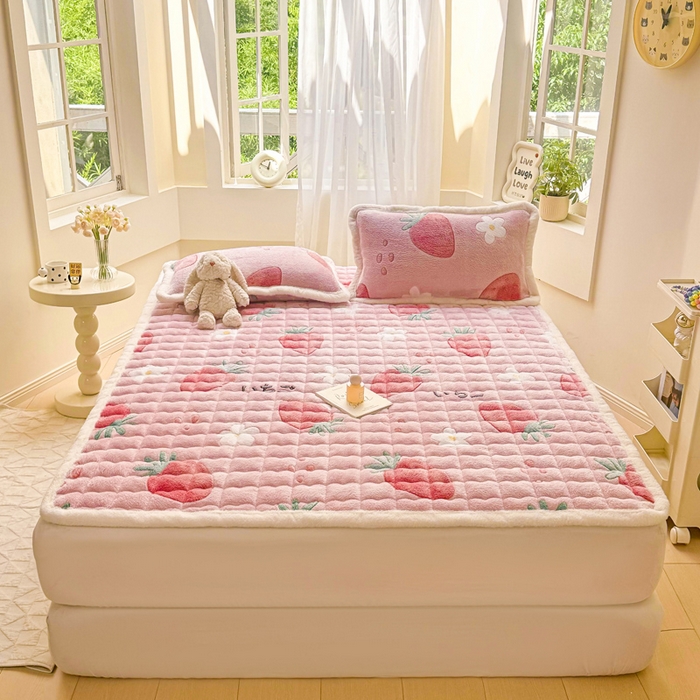 91家纺网 家纺一手货源 找家纺 梦初语 2025新款高克重雪花绒床垫褥床护垫--学生款 甜心草莓