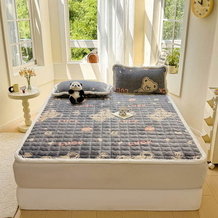 91家纺网 家纺一手货源 找家纺 梦初语 2025新款高克重雪花绒床垫褥床护垫--学生款 幸运小熊