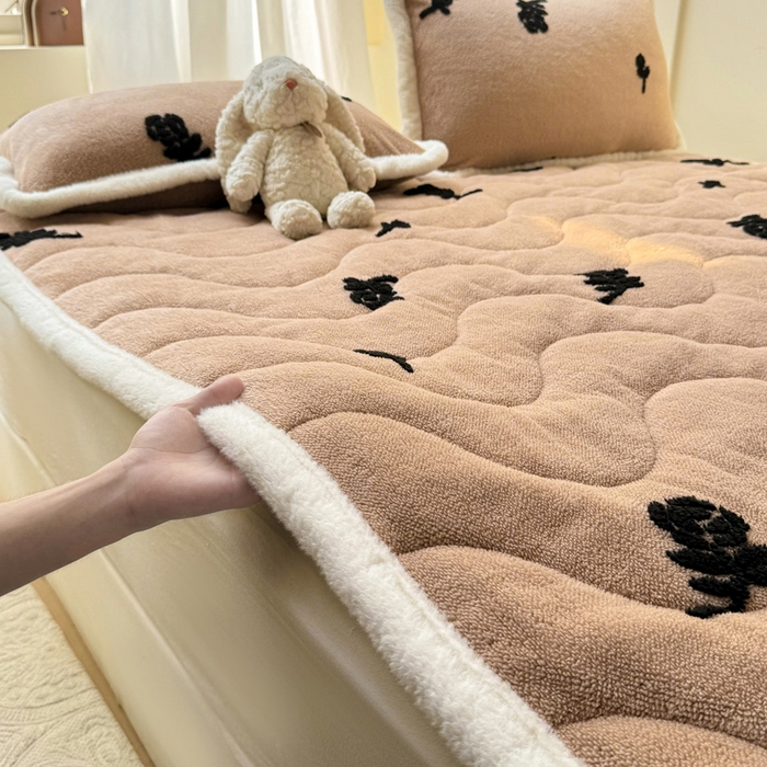 91家纺网 家纺一手货源 找家纺 （总）梦初语 2025新款A类高克重立体毛巾绣阳粒子床垫褥