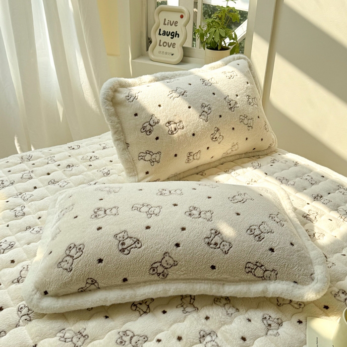 91家纺网 家纺一手货源 找家纺 梦初语 2025新款高克重雪花绒床垫褥床护垫--学生款 小熊宝贝