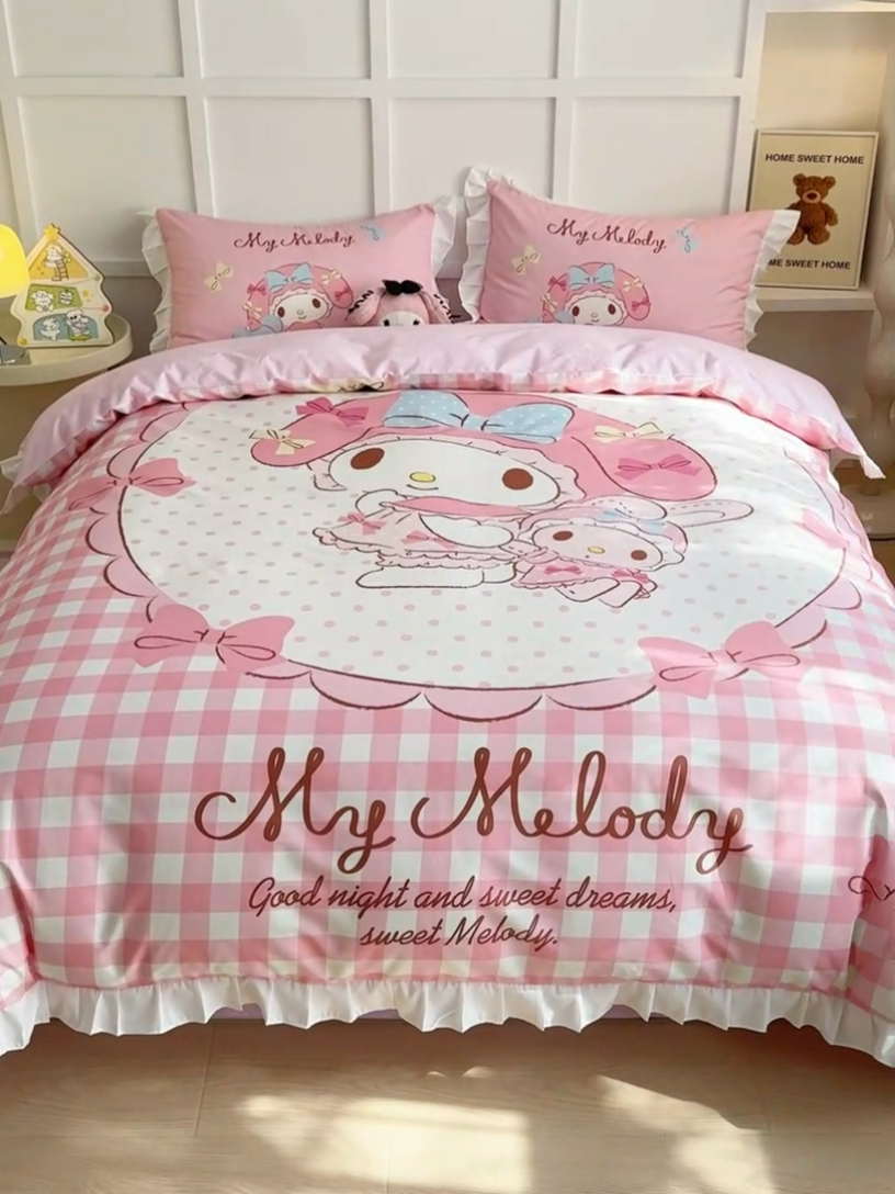 91家纺网 家纺一手货源 找家纺 玉元坊 2025年新款三丽鸥系列数码印花纯棉全棉床裙三件套四件套-花边款式 大版花边-玩偶美乐蒂