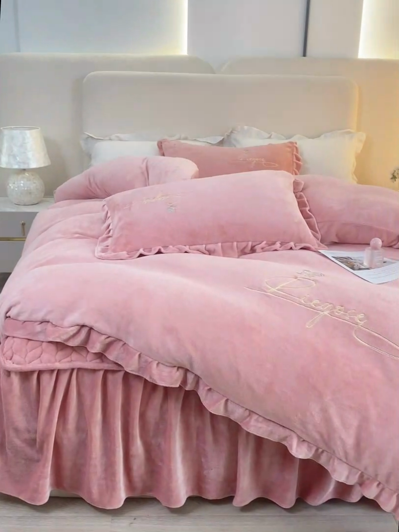 91家纺网 家纺一手货源 找家纺 慧菲 2025新款刺绣夹棉牛奶绒床裙四件套-玫瑰花语 玫瑰花语-豆沙