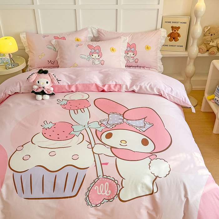 91家纺网 家纺一手货源 找家纺 玉元坊 2025年新款三丽鸥系列数码印花纯棉全棉床裙三件套四件套-花边款式 大版花边-蛋糕美乐蒂