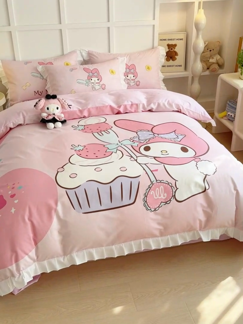 91家纺网 家纺一手货源 找家纺 玉元坊 2025年新款三丽鸥系列数码印花纯棉全棉床裙三件套四件套-花边款式 大版花边-蛋糕美乐蒂