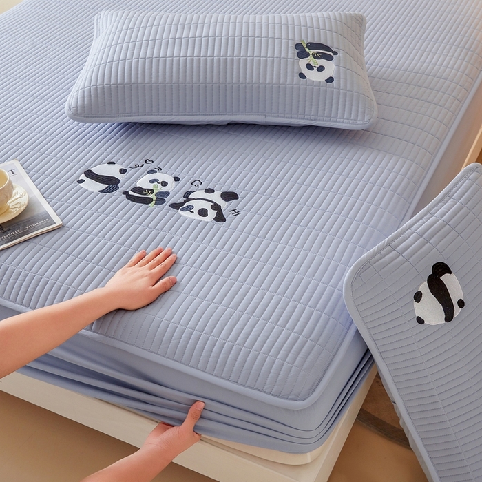 91家纺网 家纺一手货源 找家纺 雅萱家纺 2025新款A类亲肤绣花大豆床笠-熊猫嘟嘟 熊猫嘟嘟床笠-宝石蓝