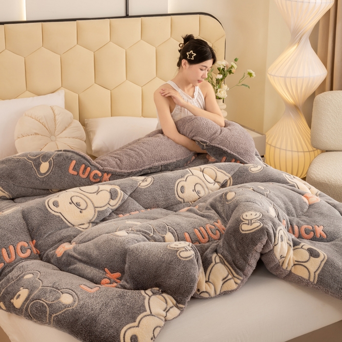 91家纺网 家纺一手货源 找家纺 梦初语 2025新款雪花绒羊羔绒厚实保暖被子被芯 luck小胖熊