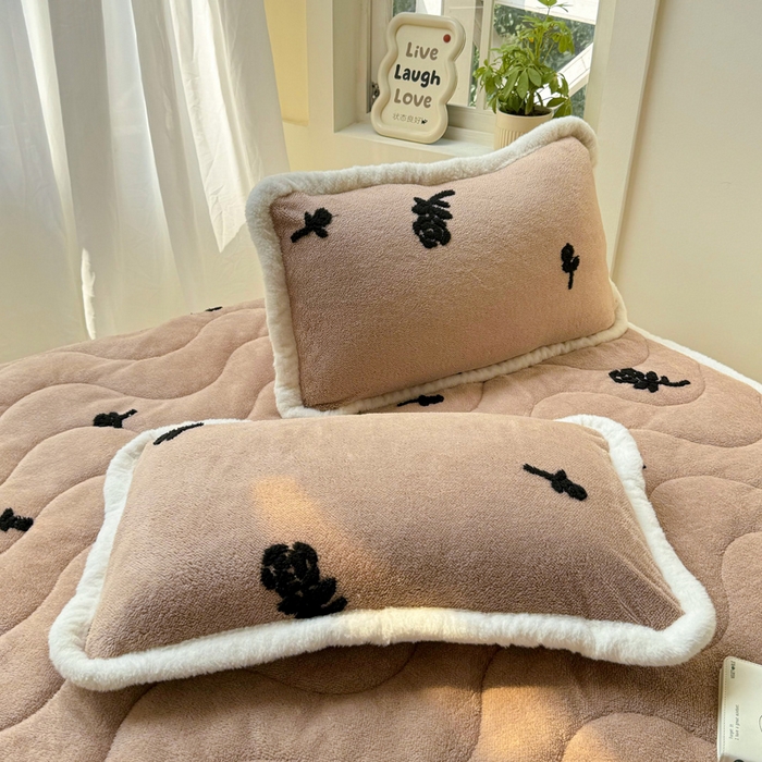 91家纺网 家纺一手货源 找家纺 梦初语 2025新款A类高克重立体毛巾绣阳粒子床垫褥 1优雅玫瑰-驼