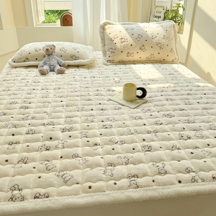 91家纺网 家纺一手货源 找家纺 梦初语 2025新款高克重雪花绒床垫褥床护垫--学生款 小熊宝贝
