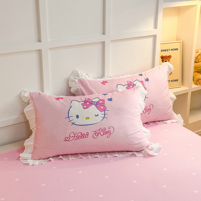 91家纺网 家纺一手货源 找家纺 玉元坊 2025年新款三丽鸥系列数码印花纯棉全棉床裙三件套四件套-花边款式 大版花边-俏皮凯蒂