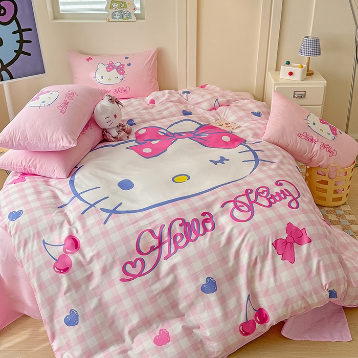 91家纺网 家纺一手货源 找家纺 玉元坊 2025年新款三丽鸥系列数码印花纯棉全棉床裙三件套四件套-简约基础款 大版简约-俏皮凯蒂