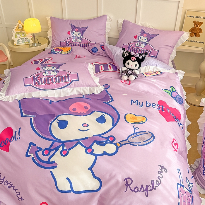 91家纺网 家纺一手货源 找家纺 玉元坊 2025年新款三丽鸥系列数码印花纯棉全棉床裙三件套四件套-花边款式 大版花边-蓝莓库洛米