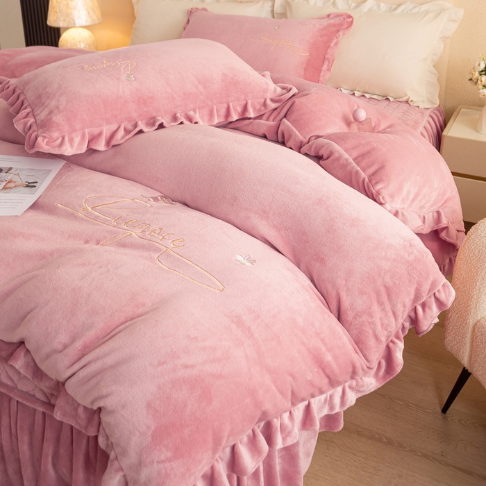 91家纺网 家纺一手货源 找家纺 慧菲 2025新款刺绣夹棉牛奶绒床裙四件套-玫瑰花语 玫瑰花语-豆沙