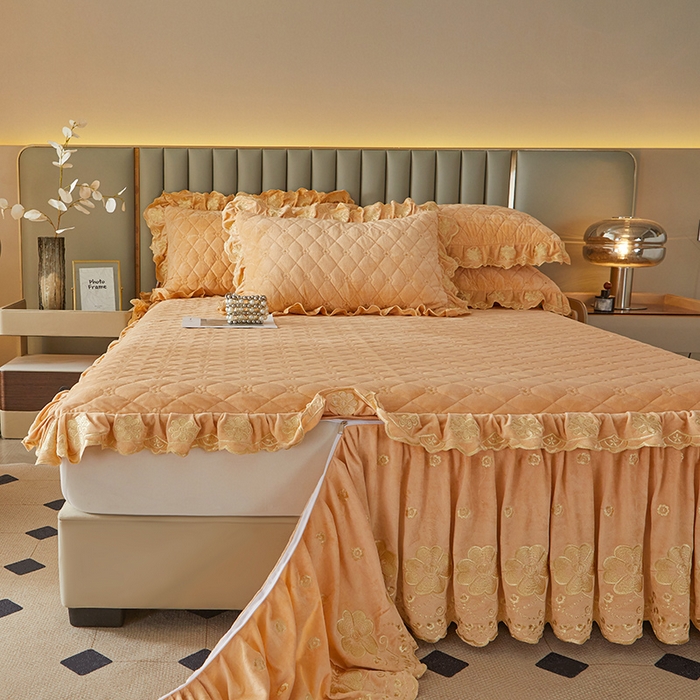 91家纺网 家纺一手货源 找家纺 罗艺轩 2025新款婴儿绒双层夹棉可拆卸床裙-花语 花语-香槟金