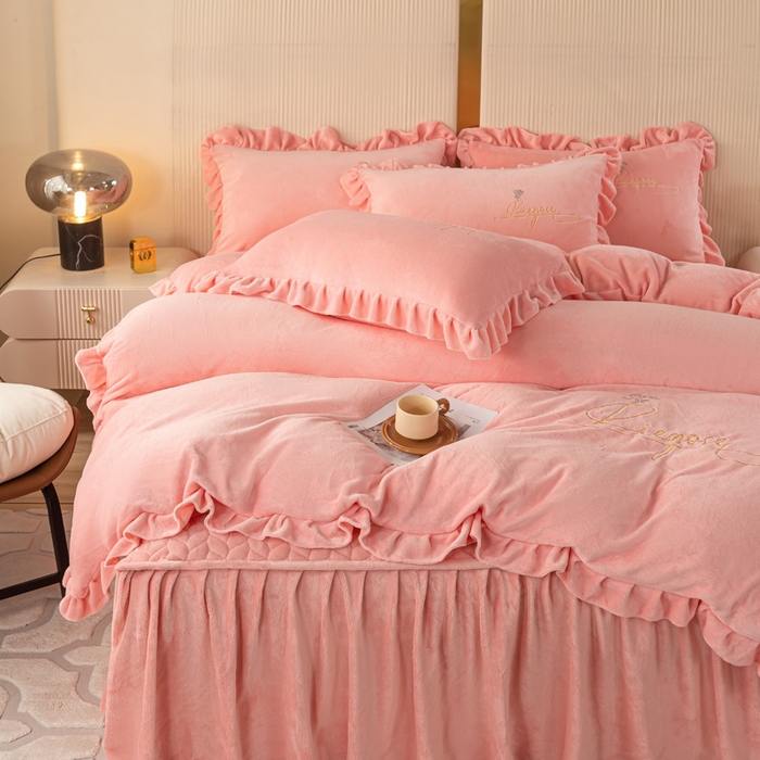 91家纺网 家纺一手货源 找家纺 （总）慧菲 2025新款刺绣夹棉牛奶绒床裙四件套-玫瑰花语