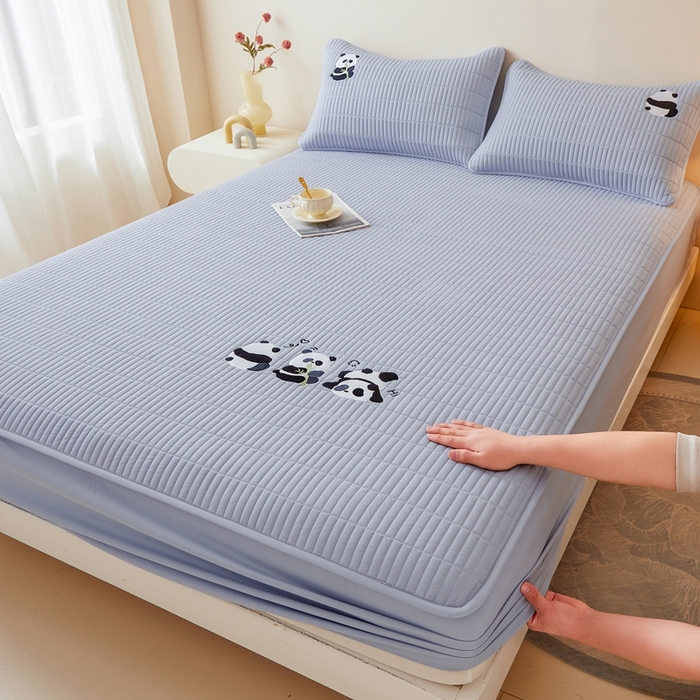 91家纺网 家纺一手货源 找家纺 雅萱家纺 2025新款A类亲肤绣花大豆床笠-熊猫嘟嘟 熊猫嘟嘟床笠-宝石蓝