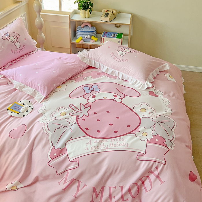 91家纺网 家纺一手货源 找家纺 玉元坊 2025年新款三丽鸥系列数码印花纯棉全棉床裙三件套四件套-花边款式 粉兔草莓