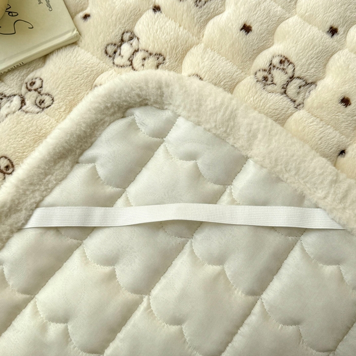91家纺网 家纺一手货源 找家纺 梦初语 2025新款高克重雪花绒床垫褥床护垫--学生款 小熊宝贝