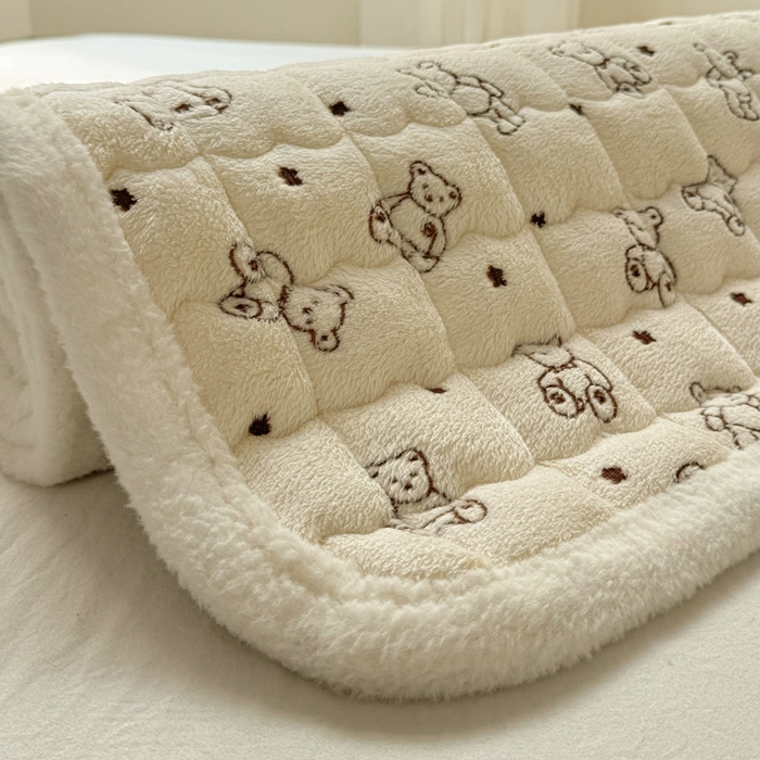 91家纺网 家纺一手货源 找家纺 梦初语 2025新款高克重雪花绒床垫褥床护垫--学生款 小熊宝贝