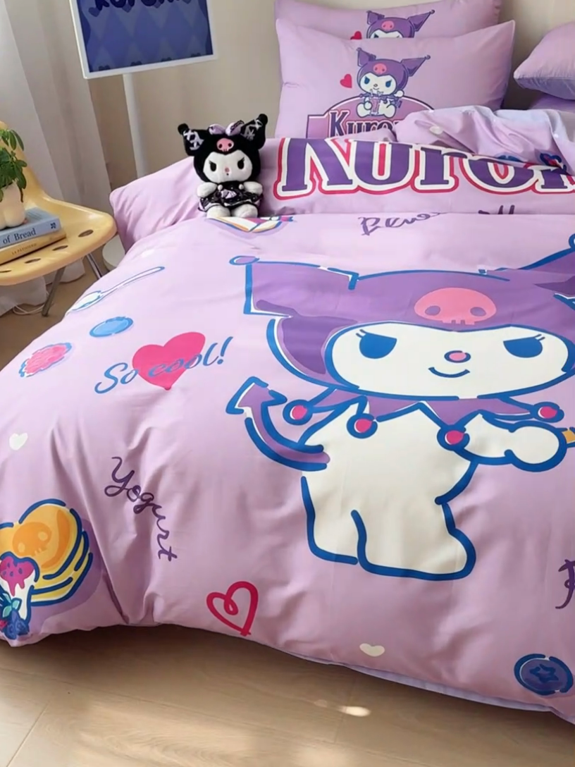 91家纺网 家纺一手货源 找家纺 玉元坊 2025年新款三丽鸥系列数码印花纯棉全棉床裙三件套四件套-简约基础款 大版简约-蓝莓库洛米