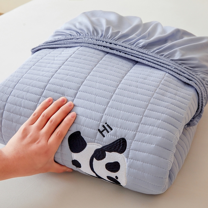 91家纺网 家纺一手货源 找家纺 雅萱家纺 2025新款A类亲肤绣花大豆床笠-熊猫嘟嘟 熊猫嘟嘟床笠-宝石蓝