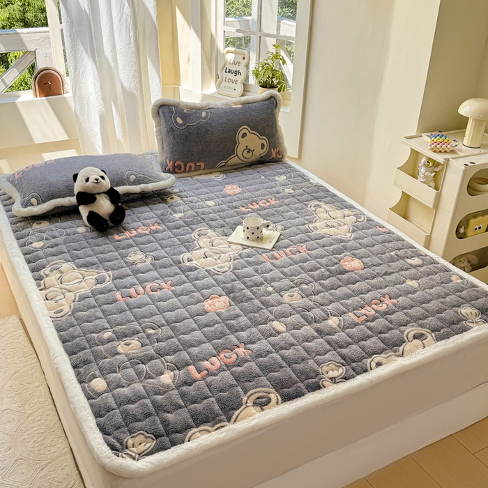 91家纺网 家纺一手货源 找家纺 梦初语 2025新款高克重雪花绒床垫褥床护垫--学生款 幸运小熊