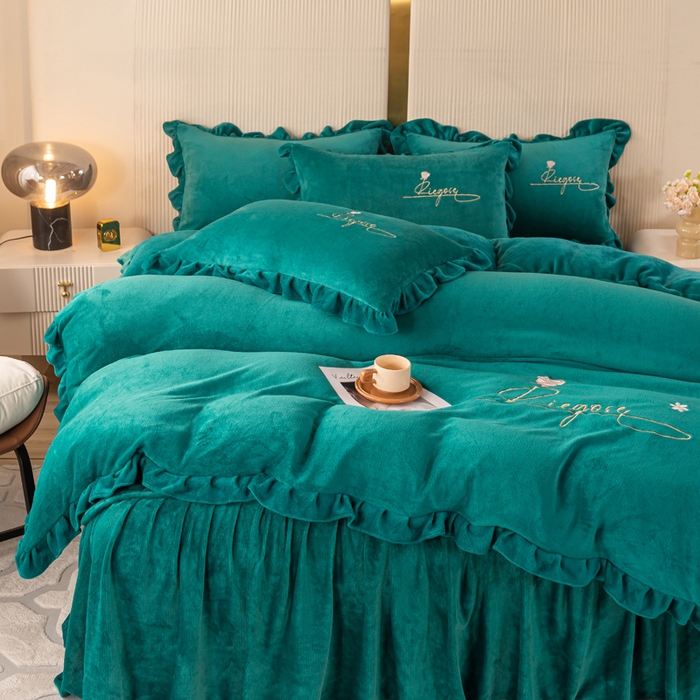 91家纺网 家纺一手货源 找家纺 慧菲 2025新款刺绣夹棉牛奶绒床裙四件套-玫瑰花语 玫瑰花语-孔雀蓝