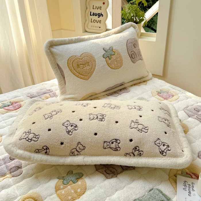 91家纺网 家纺一手货源 找家纺 梦初语 2025新款高克重雪花绒床垫褥床护垫--学生款 姜饼熊