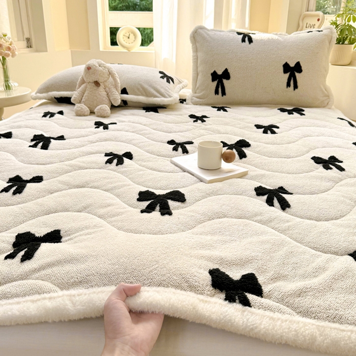 91家纺网 家纺一手货源 找家纺 梦初语 2025新款A类高克重立体毛巾绣阳粒子床垫褥 蝴蝶结-米