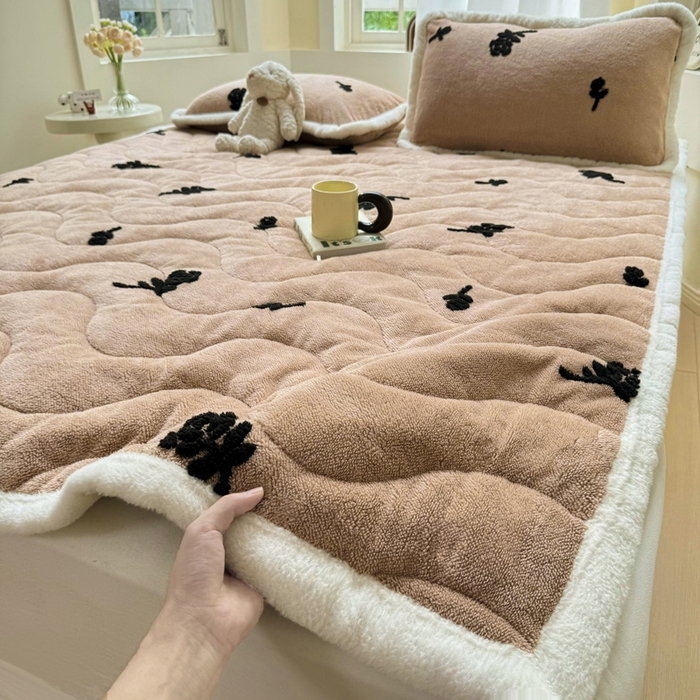 91家纺网 家纺一手货源 找家纺 （总）梦初语 2025新款A类高克重立体毛巾绣阳粒子床垫褥