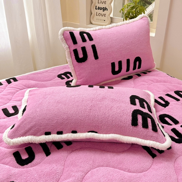 91家纺网 家纺一手货源 找家纺 梦初语 2025新款A类高克重立体毛巾绣阳粒子床垫褥 muimui-玫红