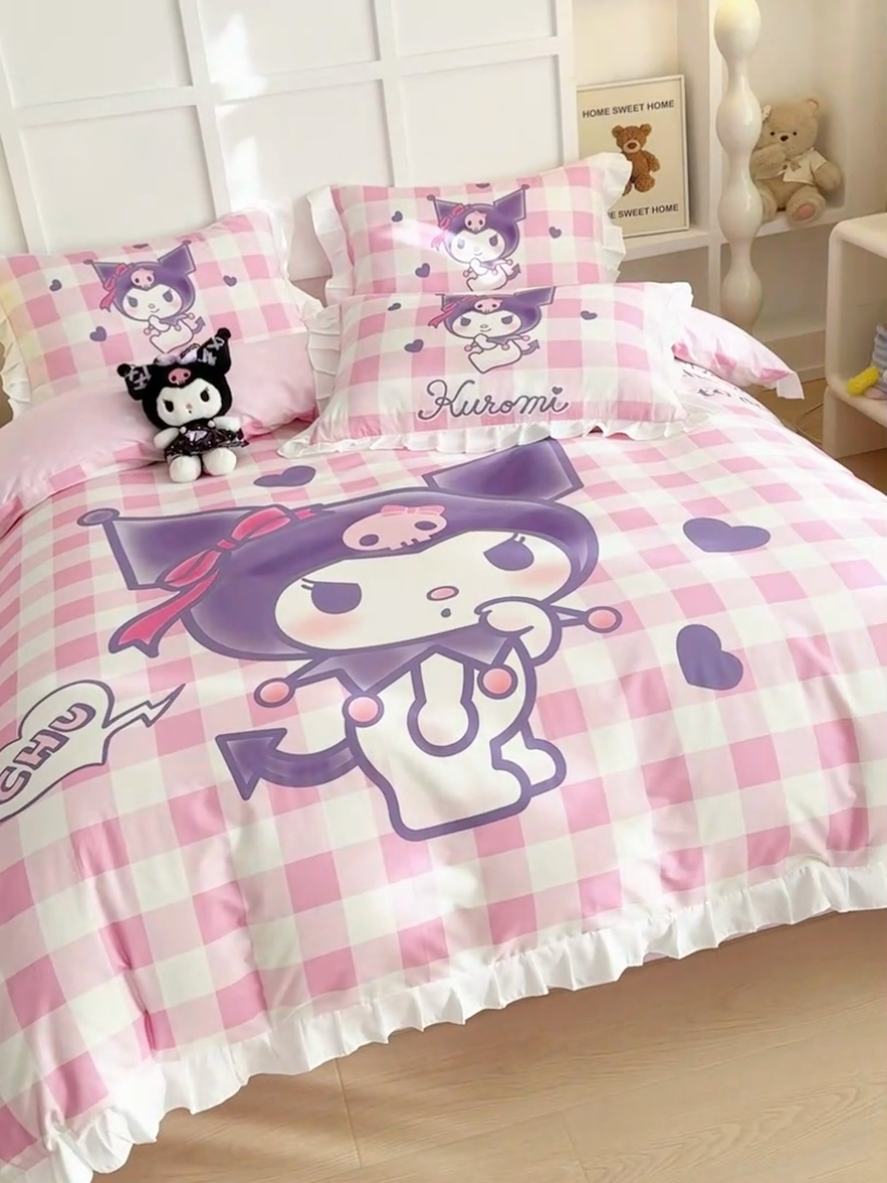 91家纺网 家纺一手货源 找家纺 玉元坊 2025年新款三丽鸥系列数码印花纯棉全棉床裙三件套四件套-花边款式 大版花边-格子库洛米